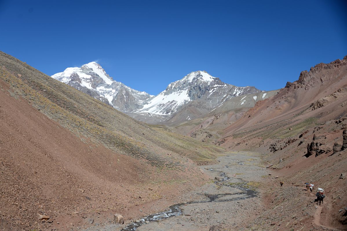 09 First Full View Of Aconcagua And Ameghino From 3625m In The Relinchos Valley Between Casa de Piedra And Plaza Argentina Base Camp
